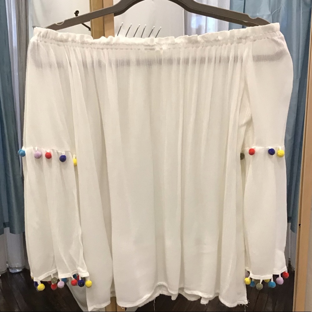 🔴OFF Shoulder Pom Pom Top 🐝 Size Medium